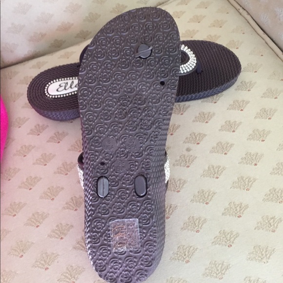 Thong style sandals - Picture 3 of 3